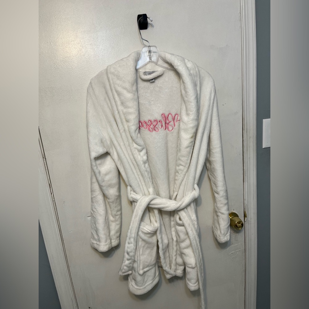 3/$30 NWOT White women’s plush blessed bath robe